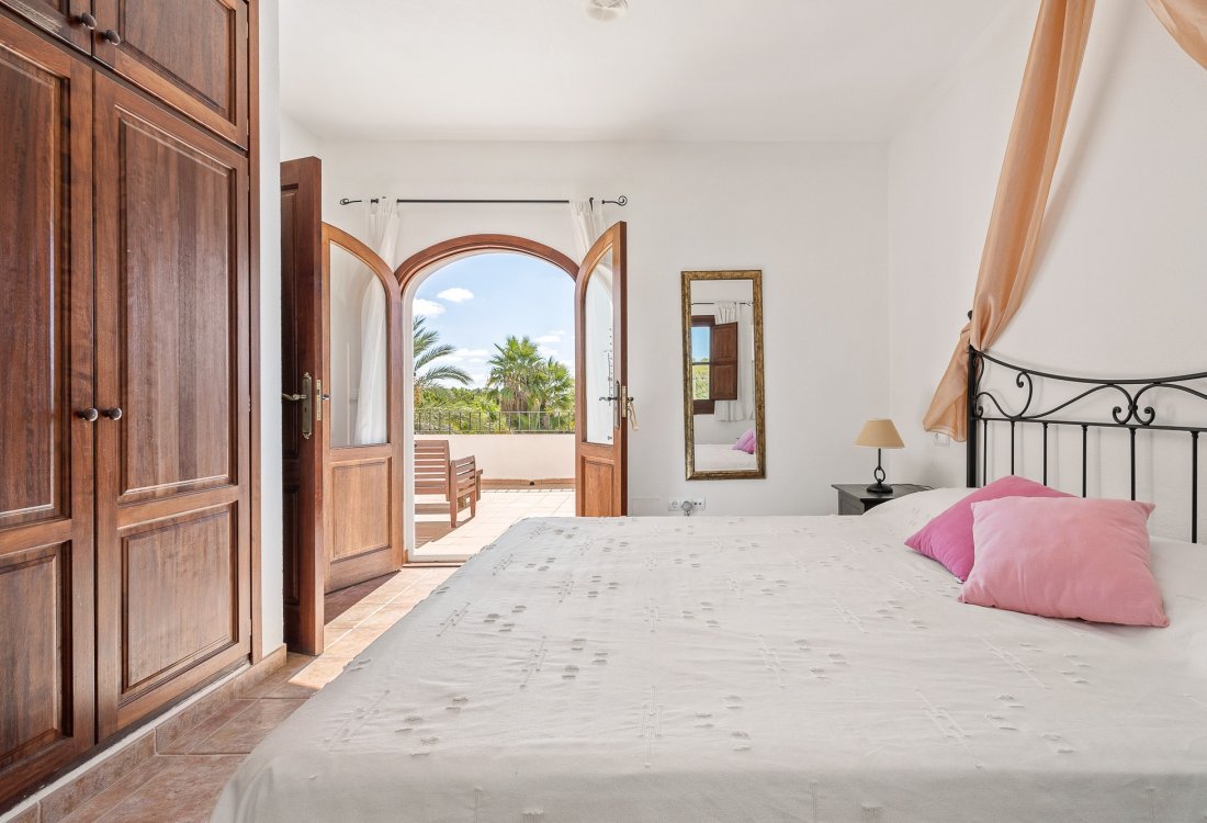 Villa ibicenca con licencia turística y centro de jardinería rentable - 4