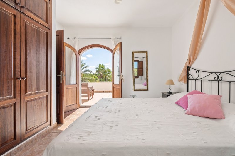 Ibicencan villa with tourist license & profitable garden centre - 4