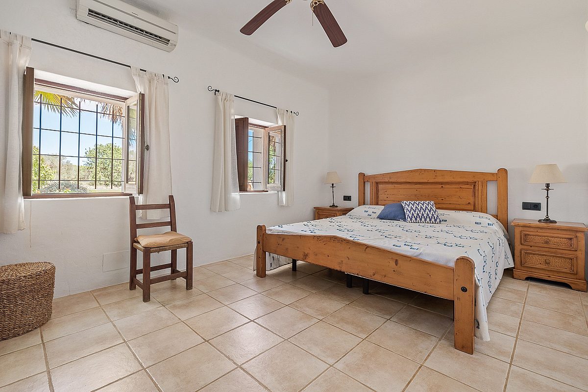 Villa ibicenca con licencia turística y centro de jardinería rentable - 19