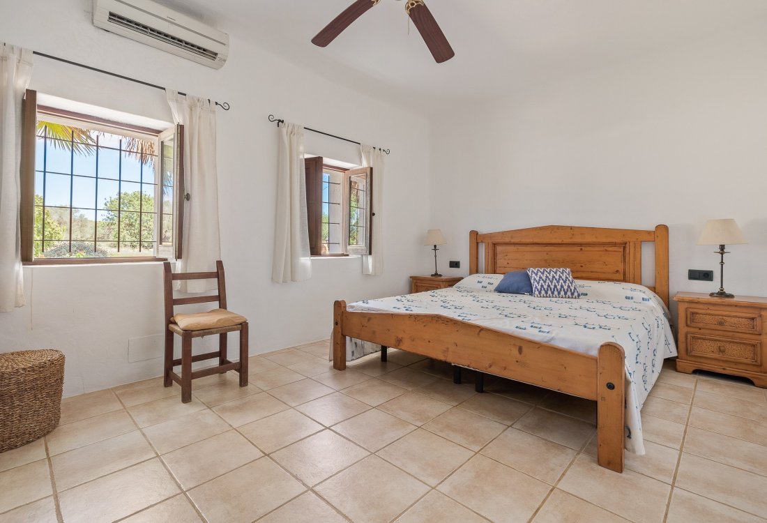 Villa ibicenca con licencia turística y centro de jardinería rentable - 19
