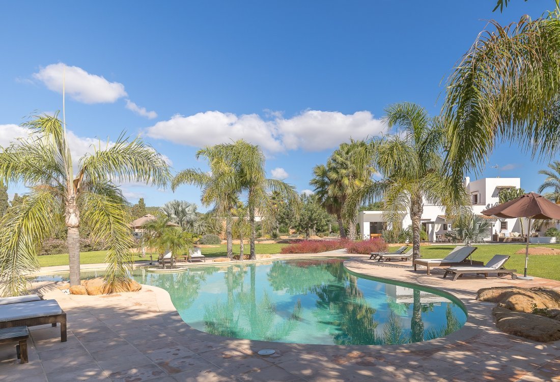Villa ibicenca con licencia turística y centro de jardinería rentable - 46
