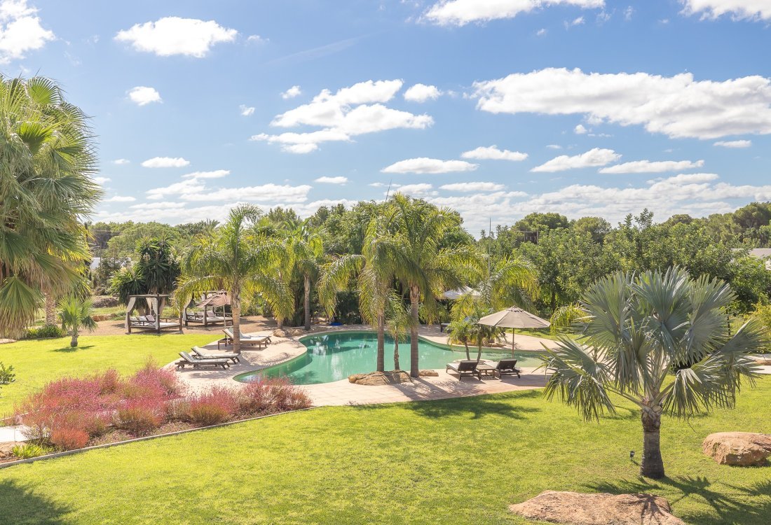 Villa ibicenca con licencia turística y centro de jardinería rentable - 47