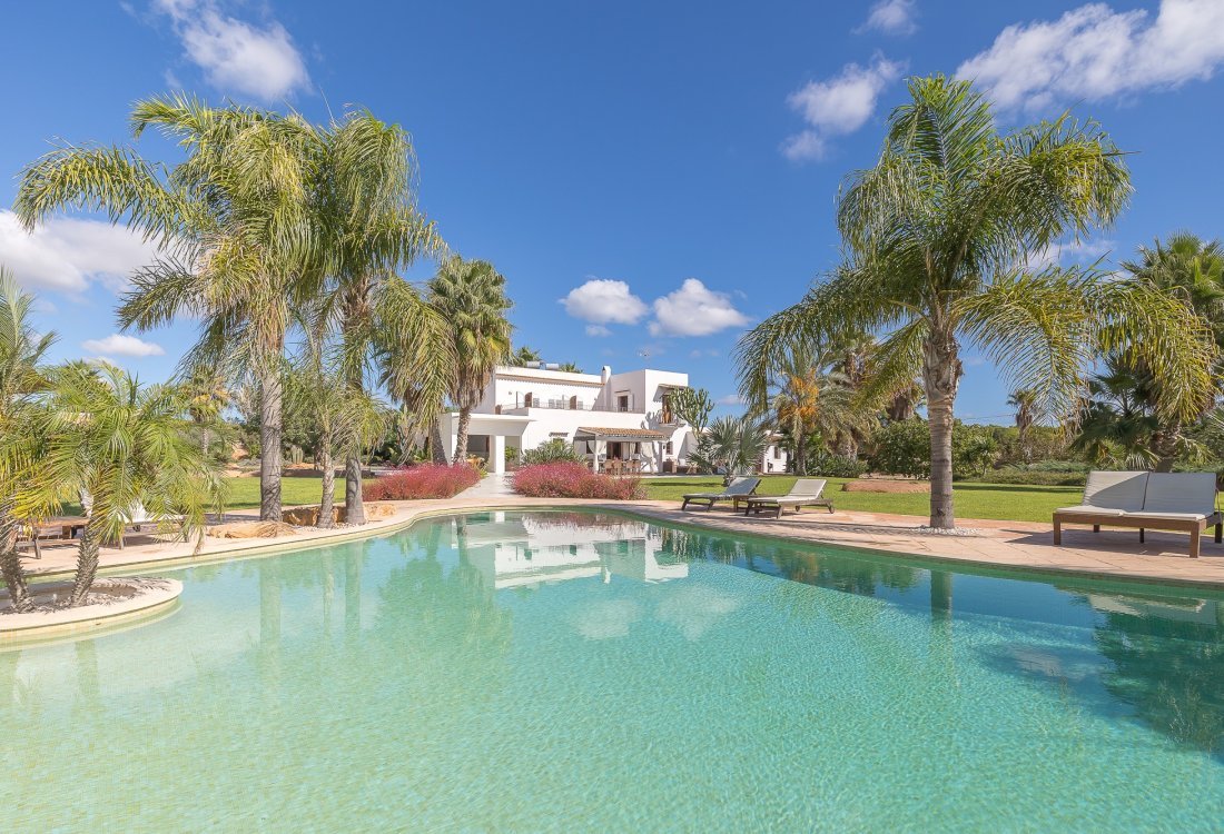 Villa ibicenca con licencia turística y centro de jardinería rentable - 52