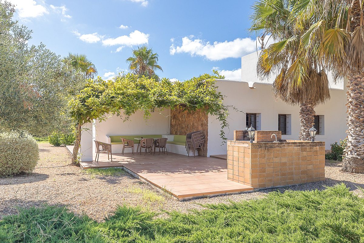 Villa ibicenca con licencia turística y centro de jardinería rentable - 45