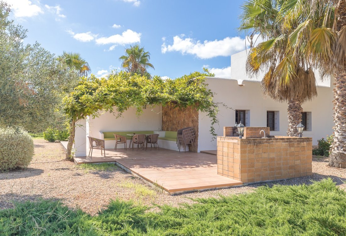 Villa ibicenca con licencia turística y centro de jardinería rentable - 45