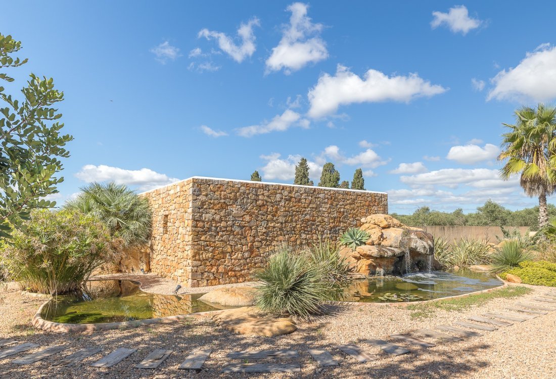 Villa ibicenca con licencia turística y centro de jardinería rentable - 41
