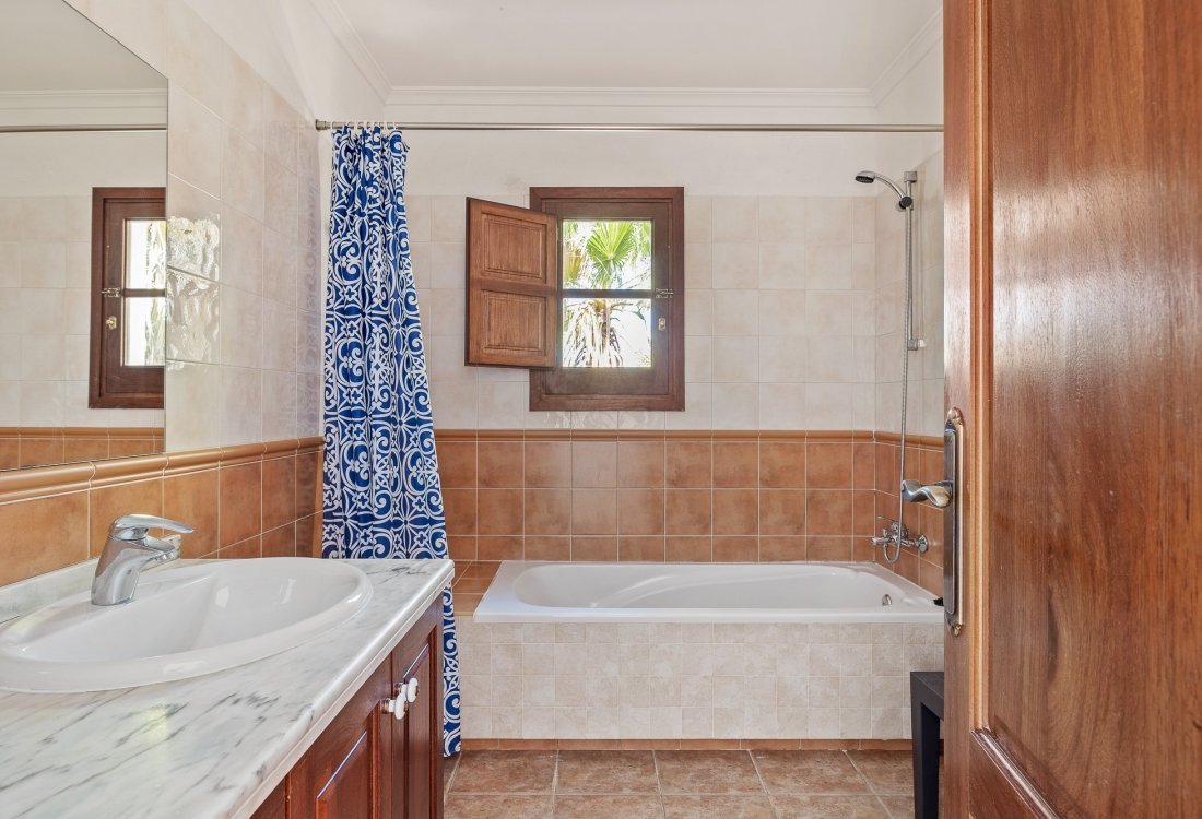 Villa ibicenca con licencia turística y centro de jardinería rentable - 26
