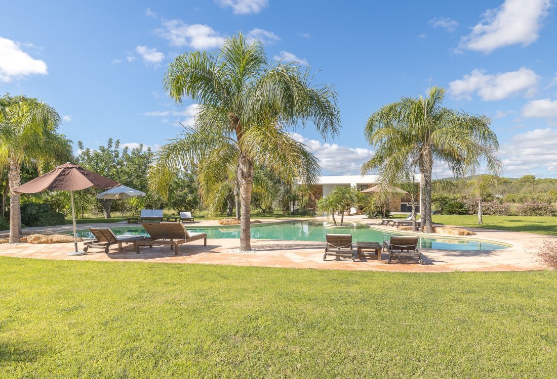Villa ibicenca con licencia turística y centro de jardinería rentable - 39
