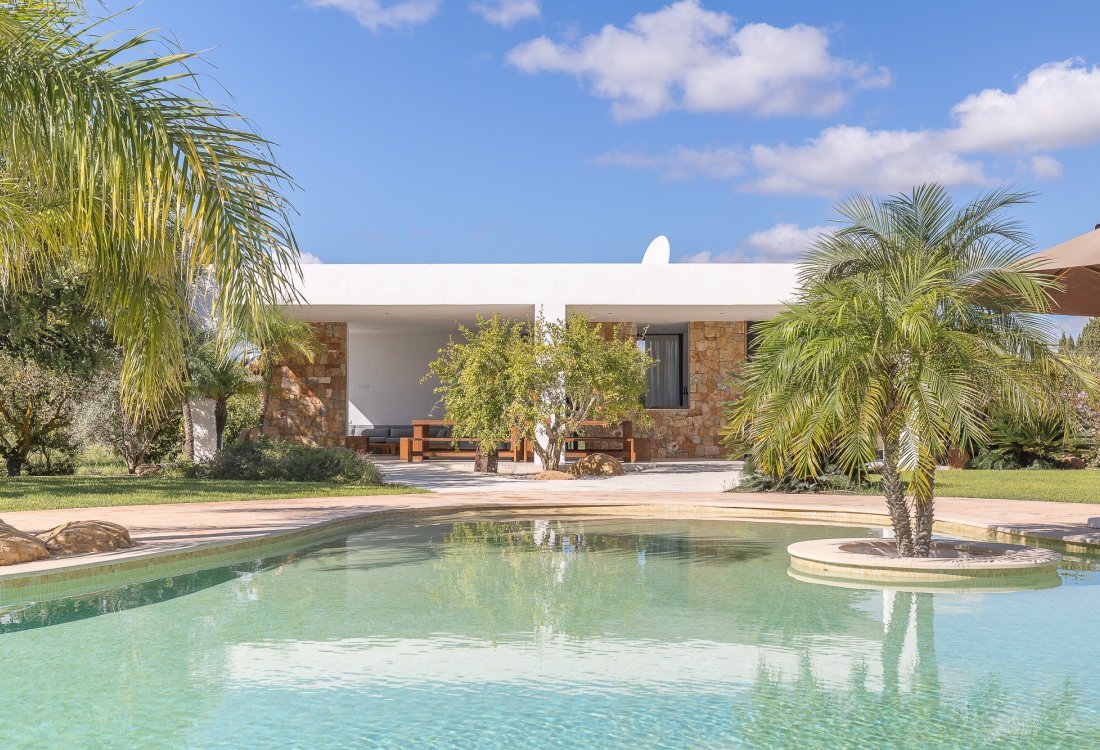 Villa ibicenca con licencia turística y centro de jardinería rentable - 32