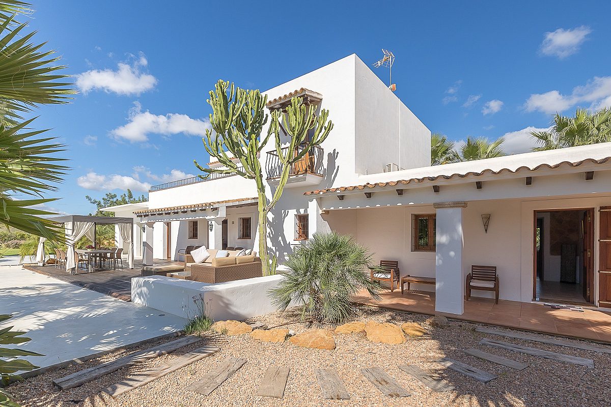 Villa ibicenca con licencia turística y centro de jardinería rentable - 11