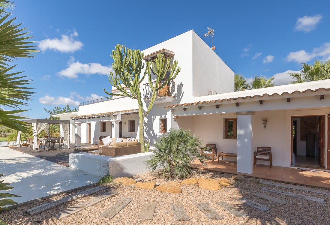 Villa ibicenca con licencia turística y centro de jardinería rentable - 11