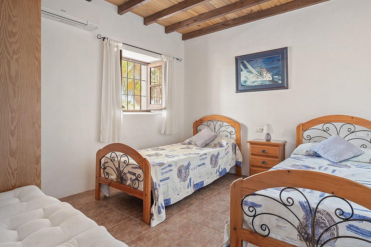 Villa ibicenca con licencia turística y centro de jardinería rentable - 25