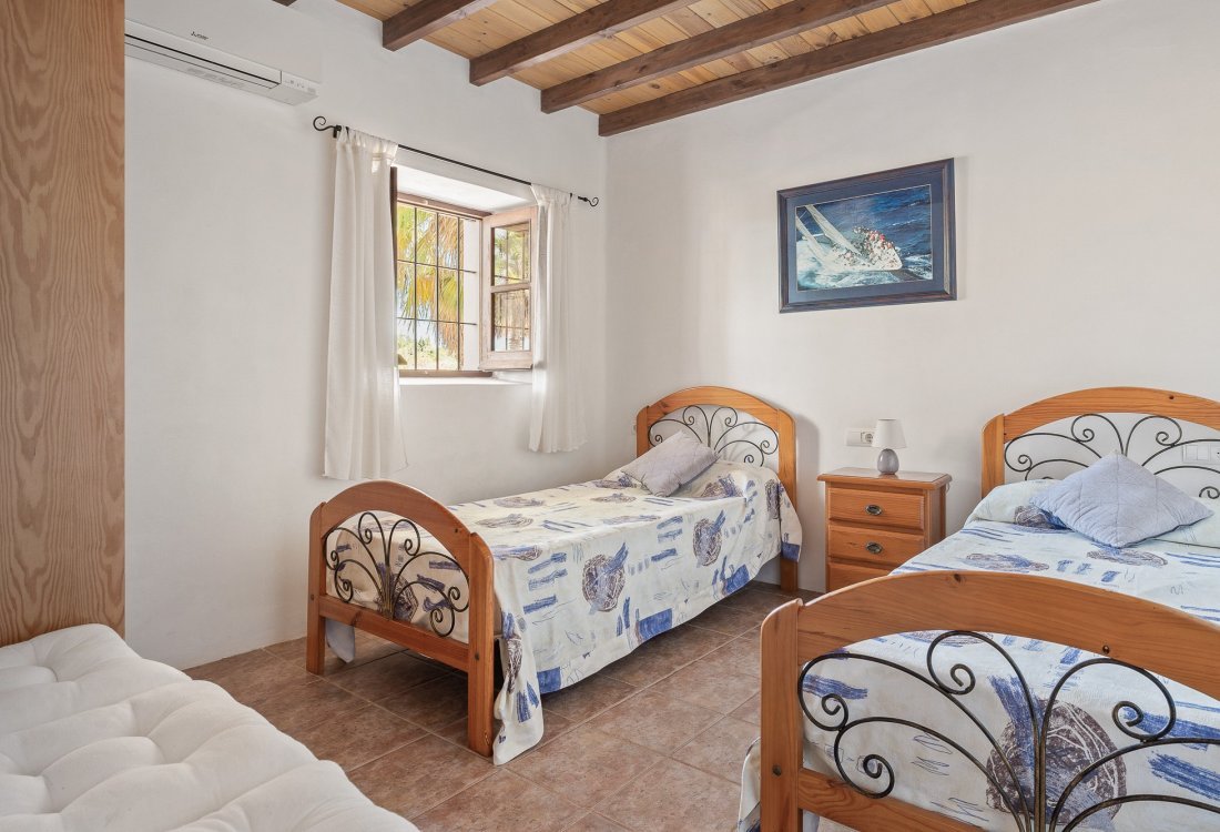 Villa ibicenca con licencia turística y centro de jardinería rentable - 25