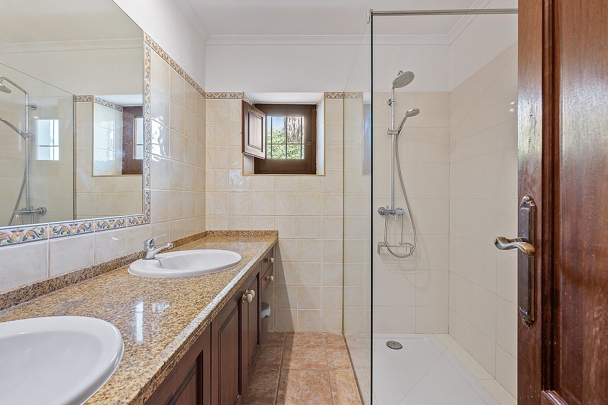 Villa ibicenca con licencia turística y centro de jardinería rentable - 24