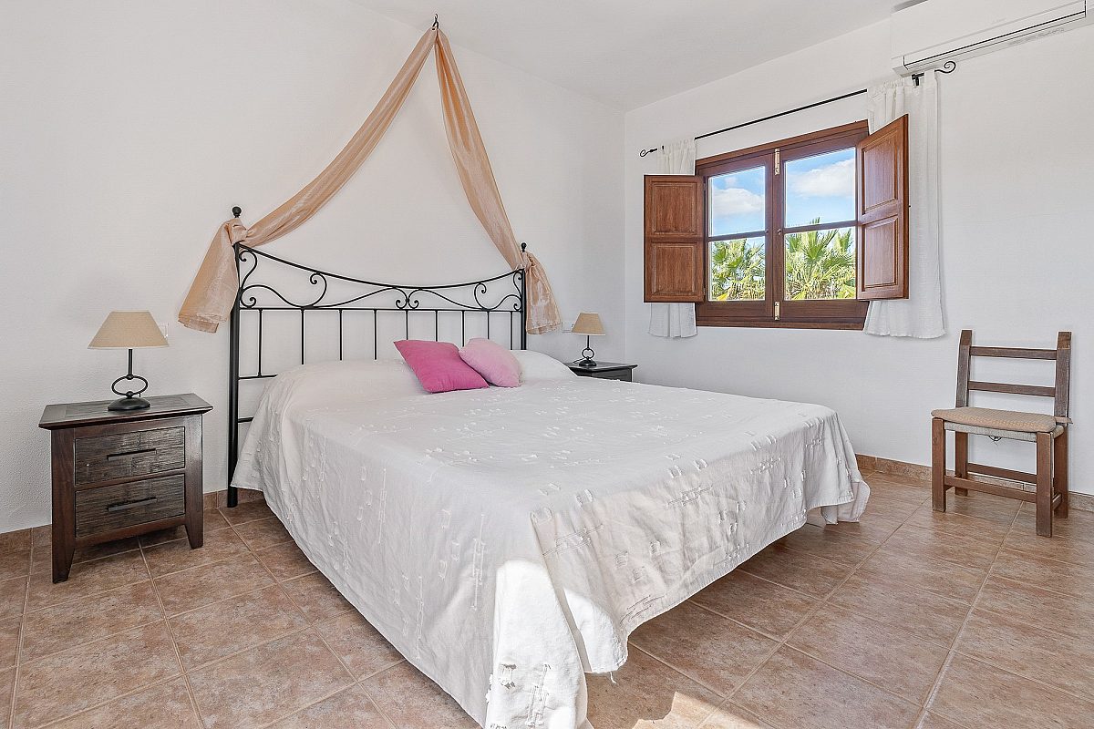 Villa ibicenca con licencia turística y centro de jardinería rentable - 23