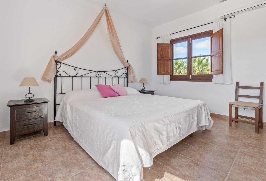 Villa ibicenca con licencia turística y centro de jardinería rentable - 23