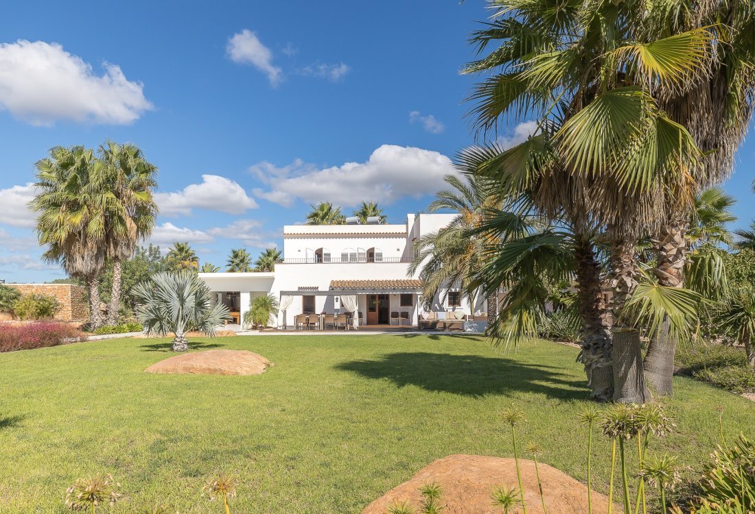 Villa ibicenca con licencia turística y centro de jardinería rentable - 44