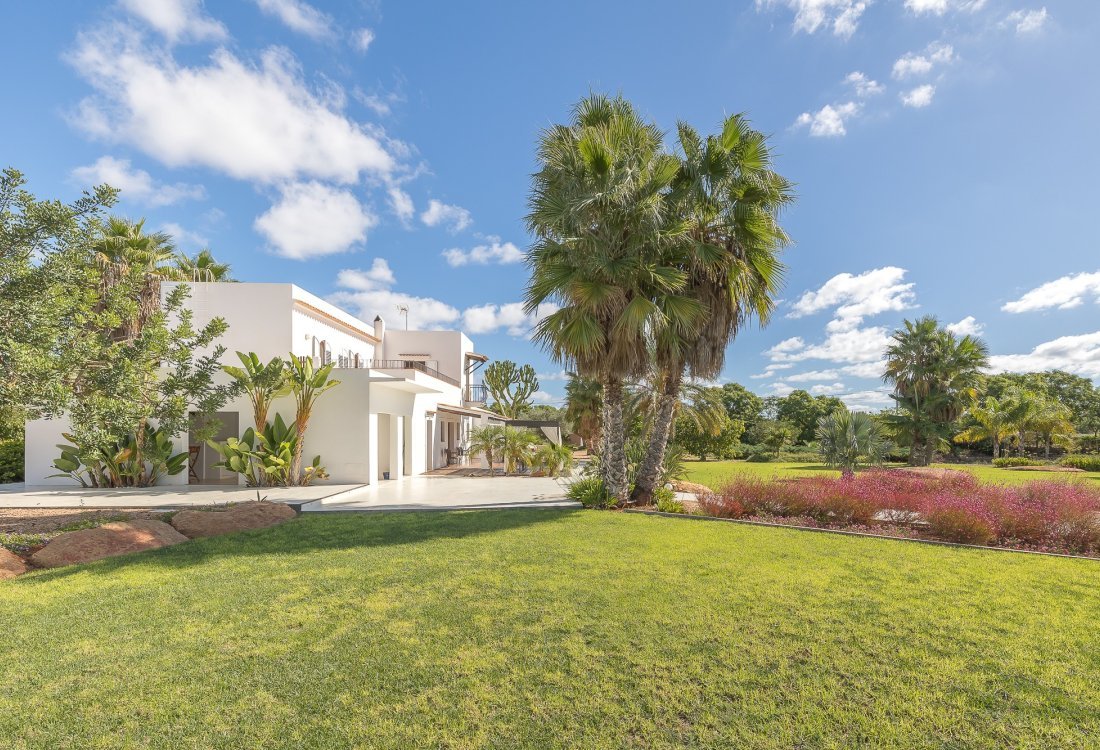 Villa ibicenca con licencia turística y centro de jardinería rentable - 48