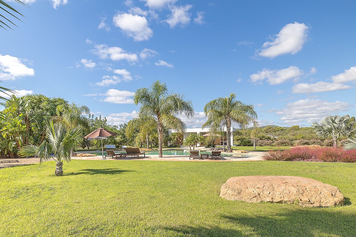 Villa ibicenca con licencia turística y centro de jardinería rentable - 49