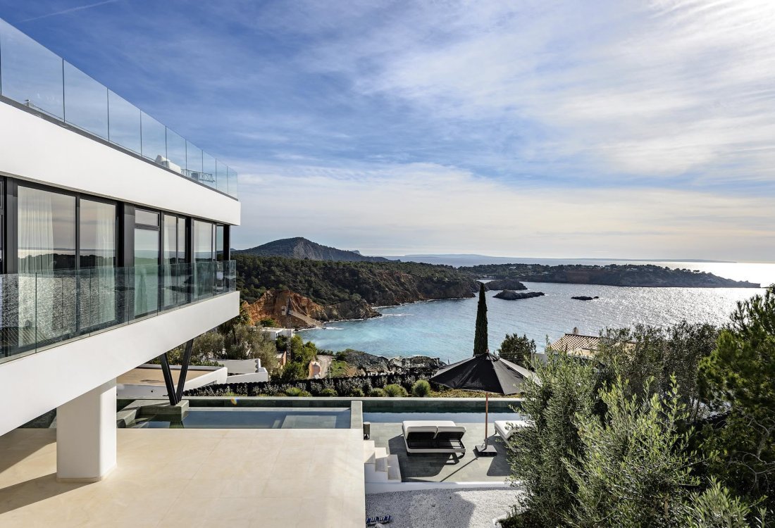 Luxurious newly built villa with top views in a gated community - 14