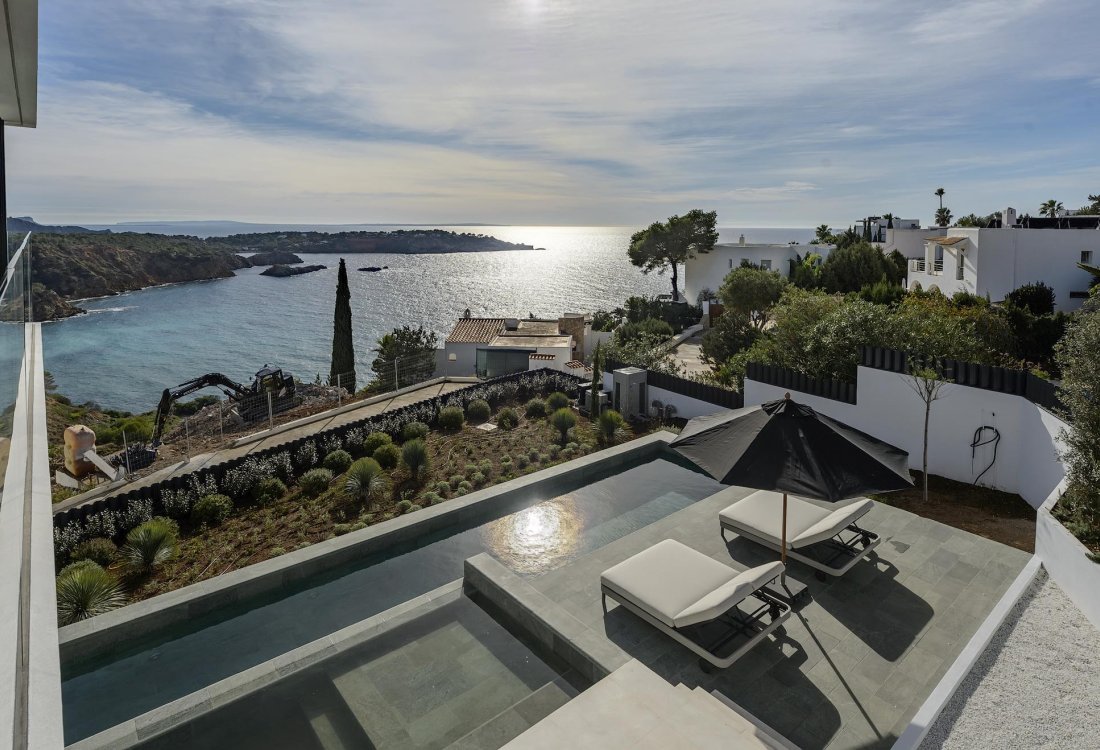Luxurious newly built villa with top views in a gated community - 12