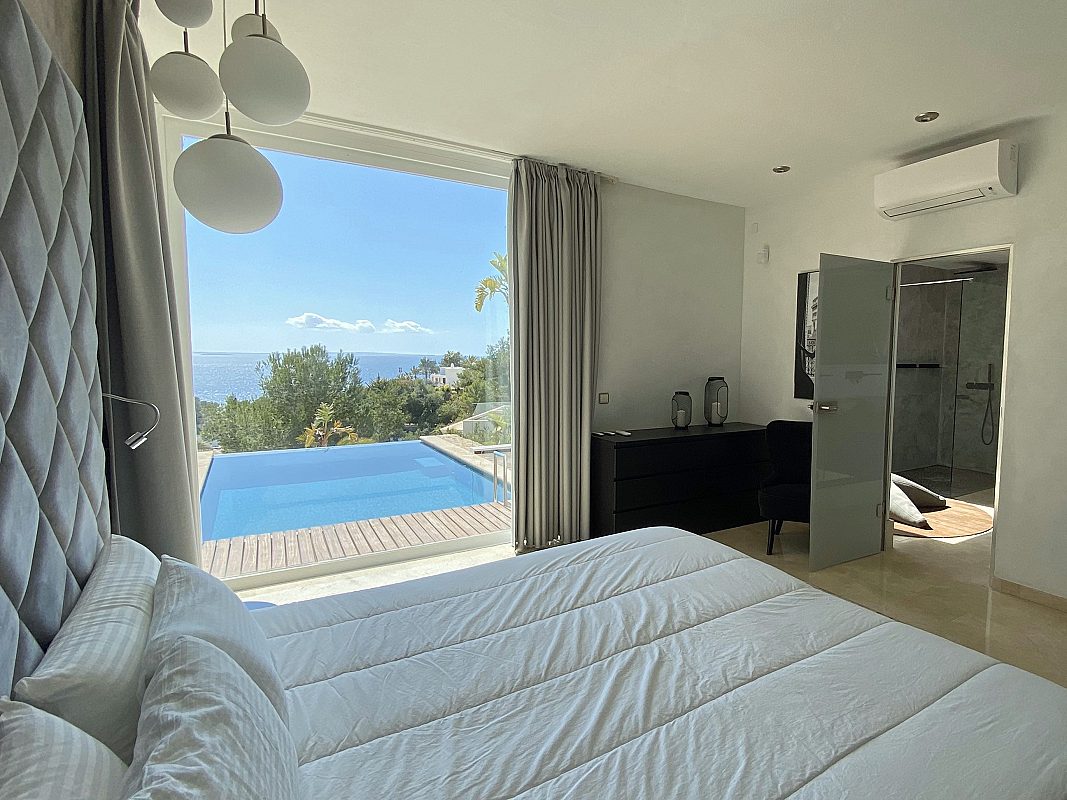 Mediterranean villa in secure urbanization - 12