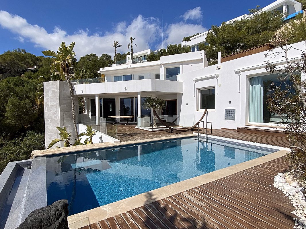 Mediterranean villa in secure urbanization - 2