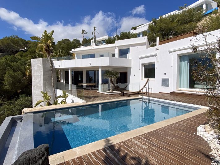 Mediterranean villa in secure urbanization - 2