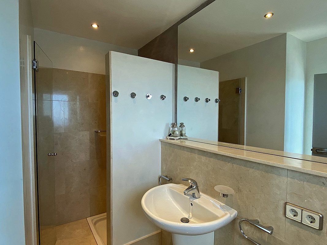 Mediterranean villa in secure urbanization - 18