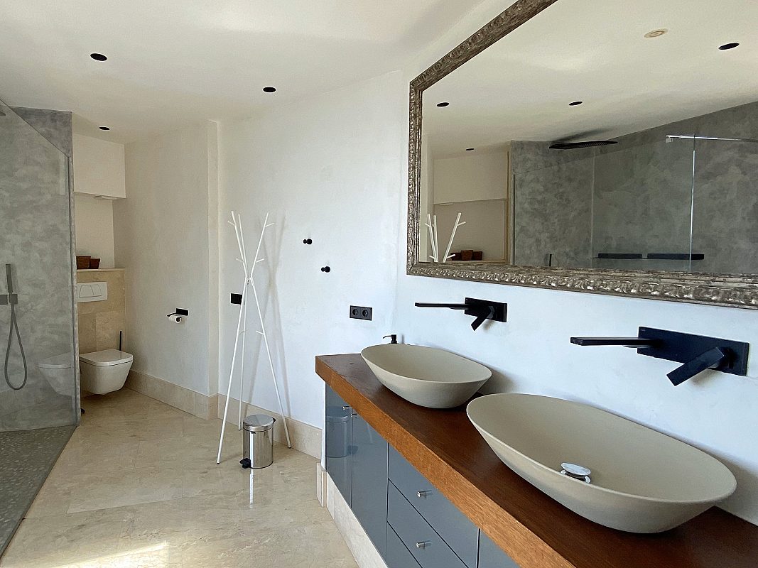 Mediterranean villa in secure urbanization - 13