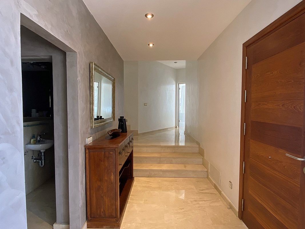 Mediterranean villa in secure urbanization - 7