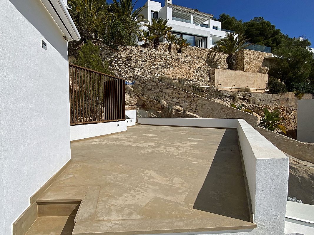 Mediterranean villa in secure urbanization - 19