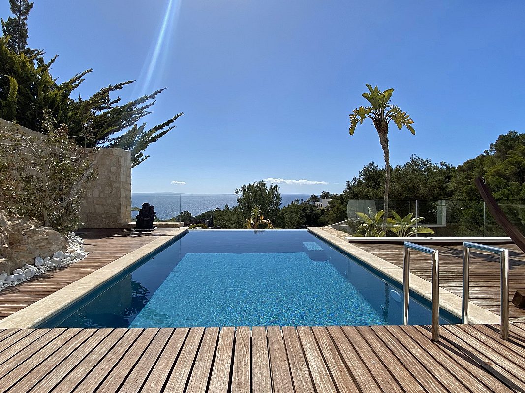 Mediterranean villa in secure urbanization - 1