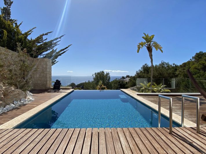 Mediterranean villa in secure urbanization - 1