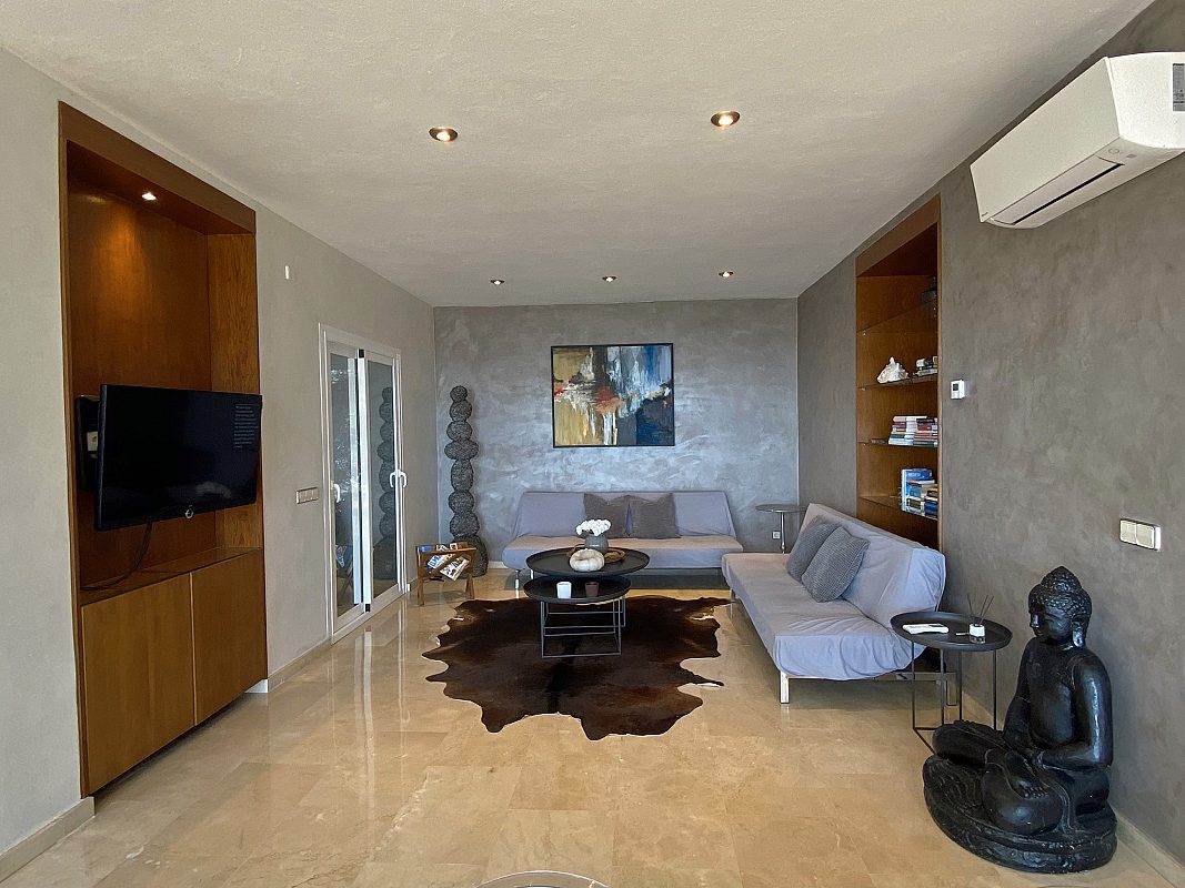 Mediterranean villa in secure urbanization - 8