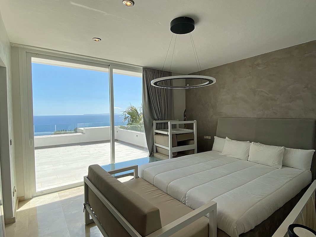 Mediterranean villa in secure urbanization - 17