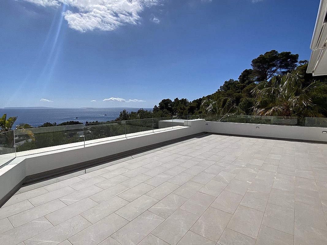 Mediterranean villa in secure urbanization - 20