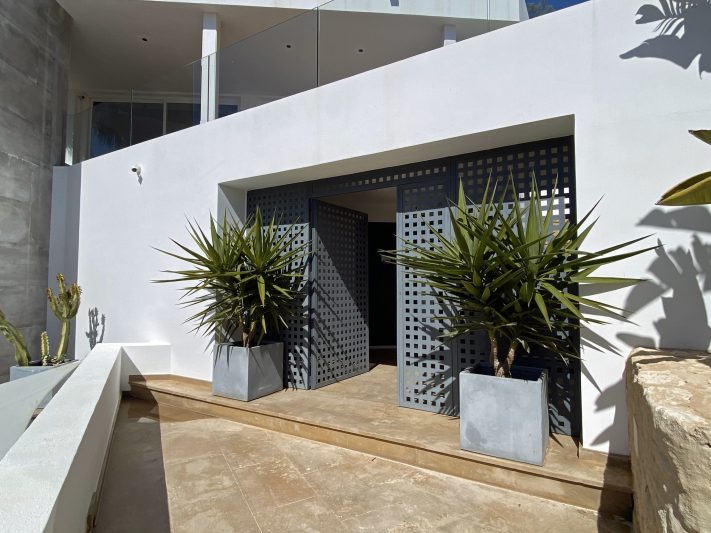 Mediterranean villa in secure urbanization - 5