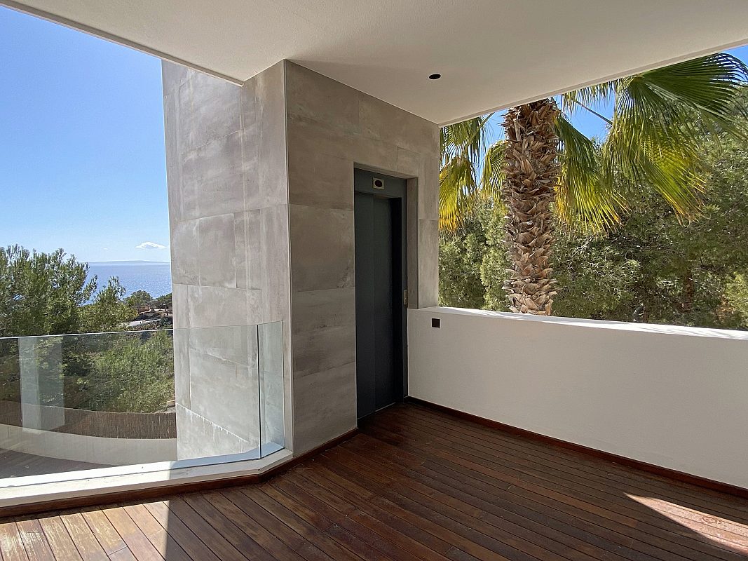 Mediterranean villa in secure urbanization - 6