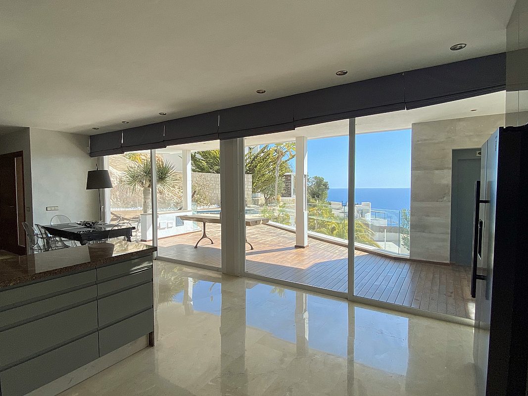 Mediterranean villa in secure urbanization - 10