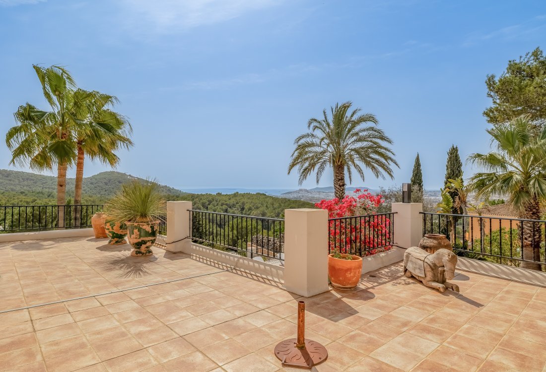 Stylish villa with beautiful sea views in gated urbanisation - 16