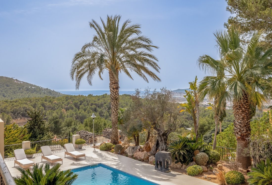 Stylish villa with beautiful sea views in gated urbanisation - 4