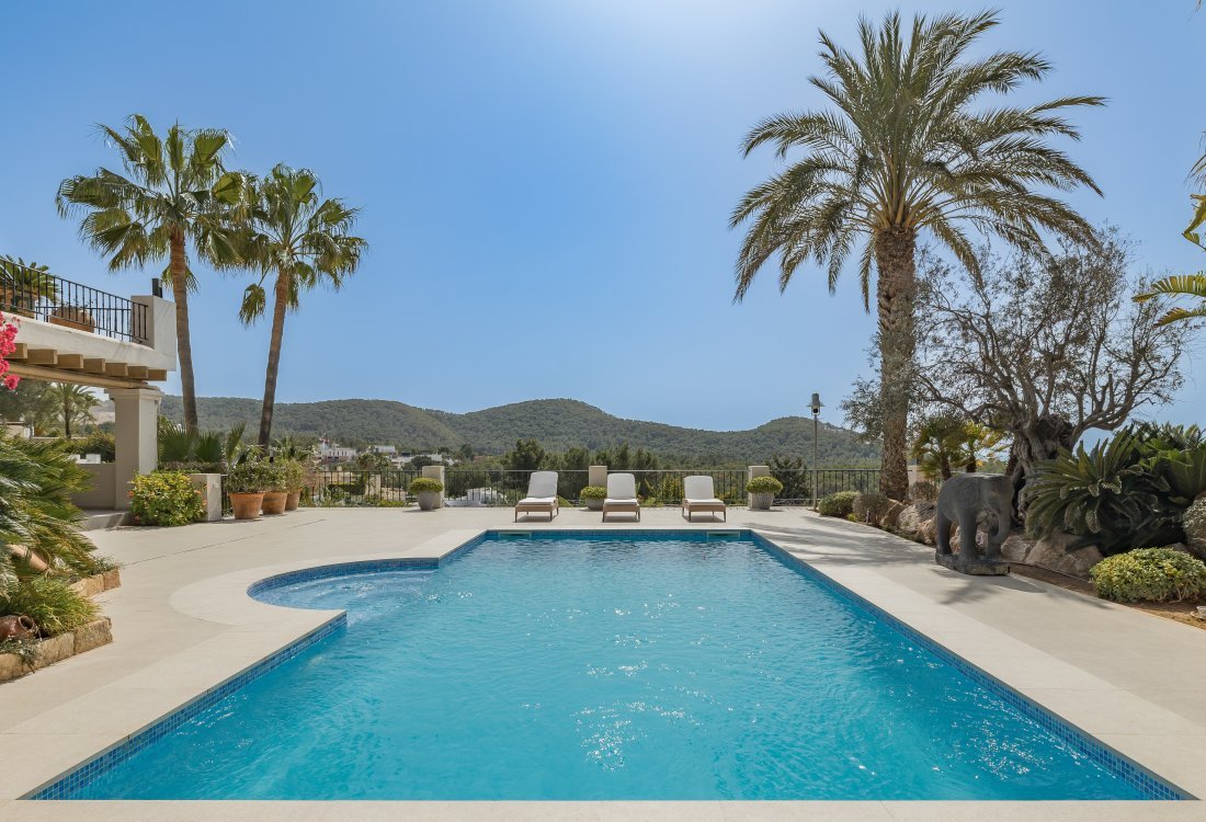 Stylish villa with beautiful sea views in gated urbanisation - 1