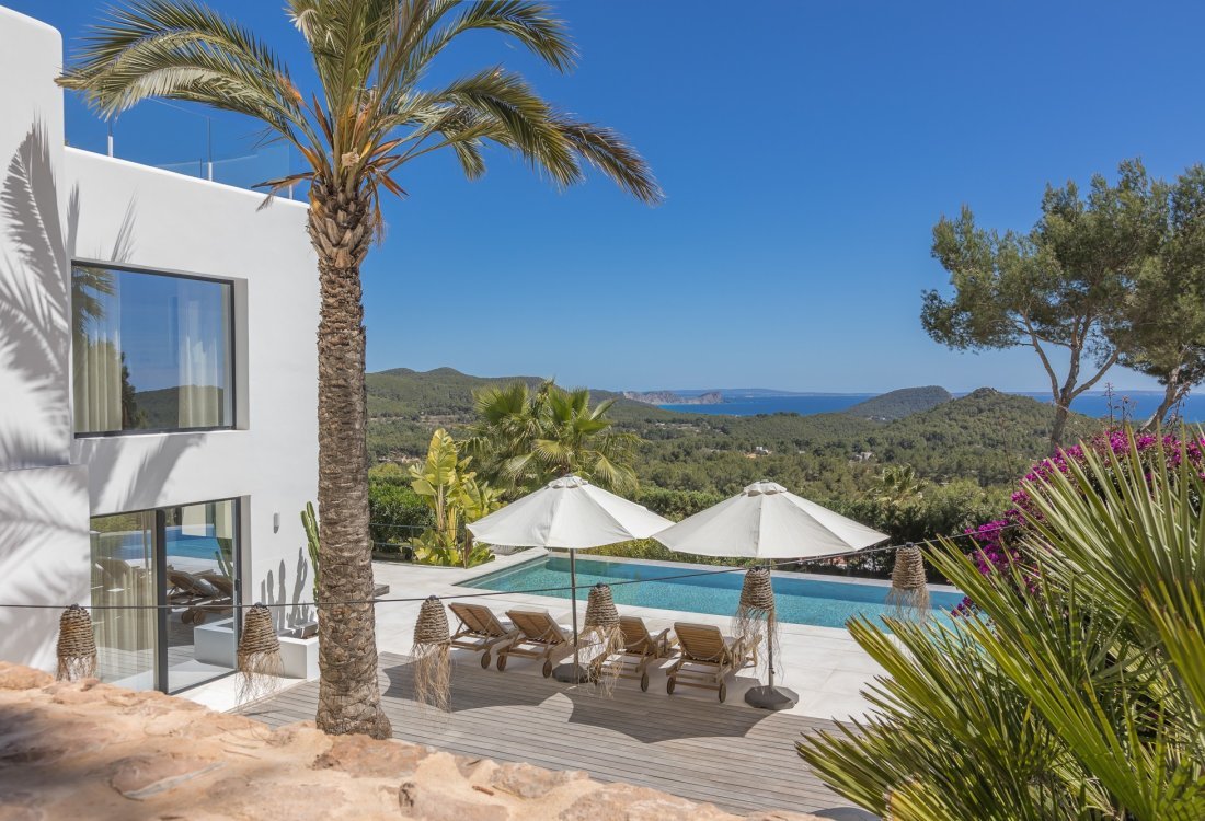 Modern villa with beautiful garden and stunning sea views - 33