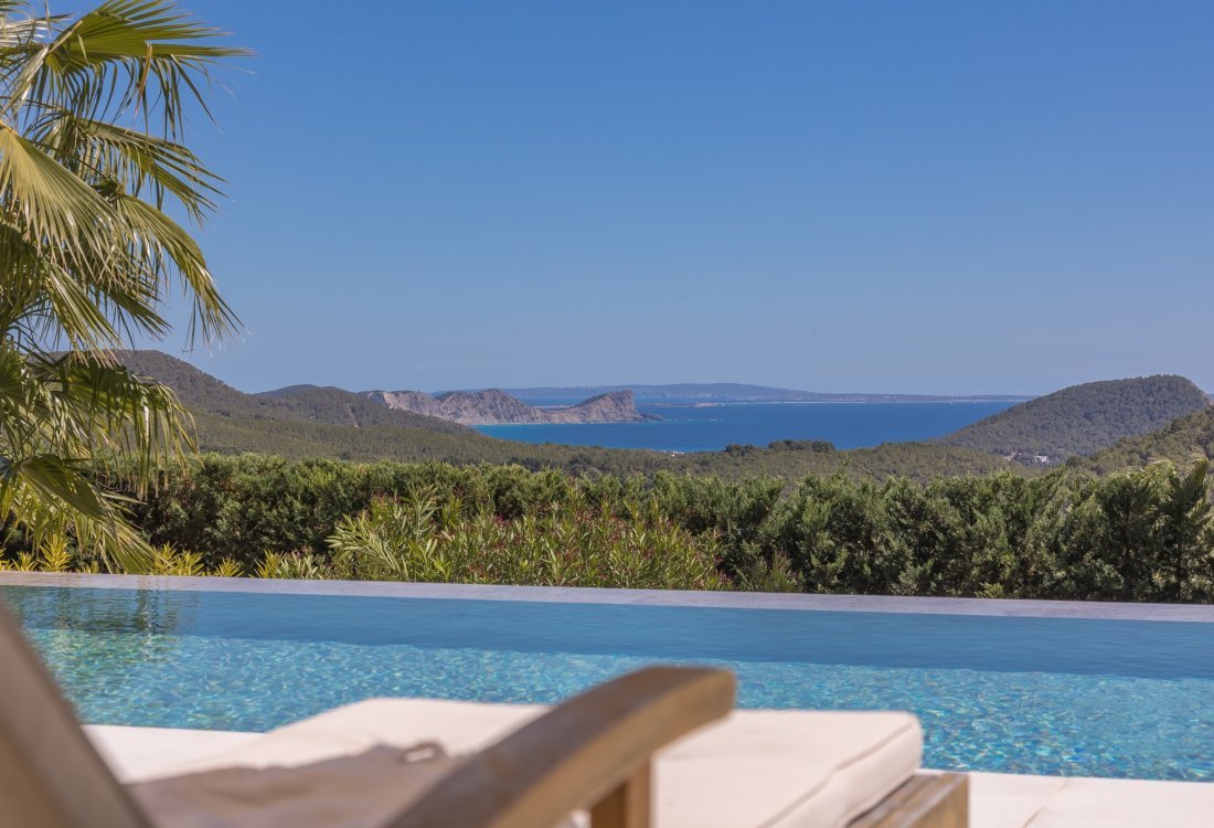Modern villa with beautiful garden and stunning sea views - 8
