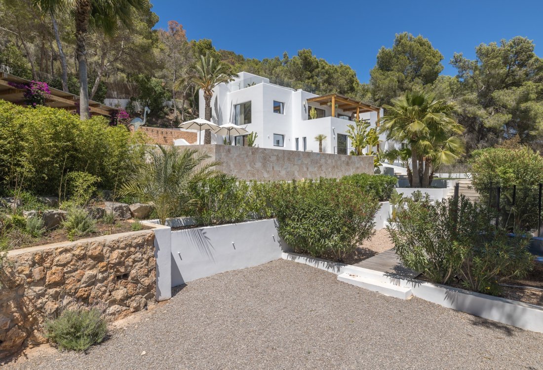 Modern villa with beautiful garden and stunning sea views - 40