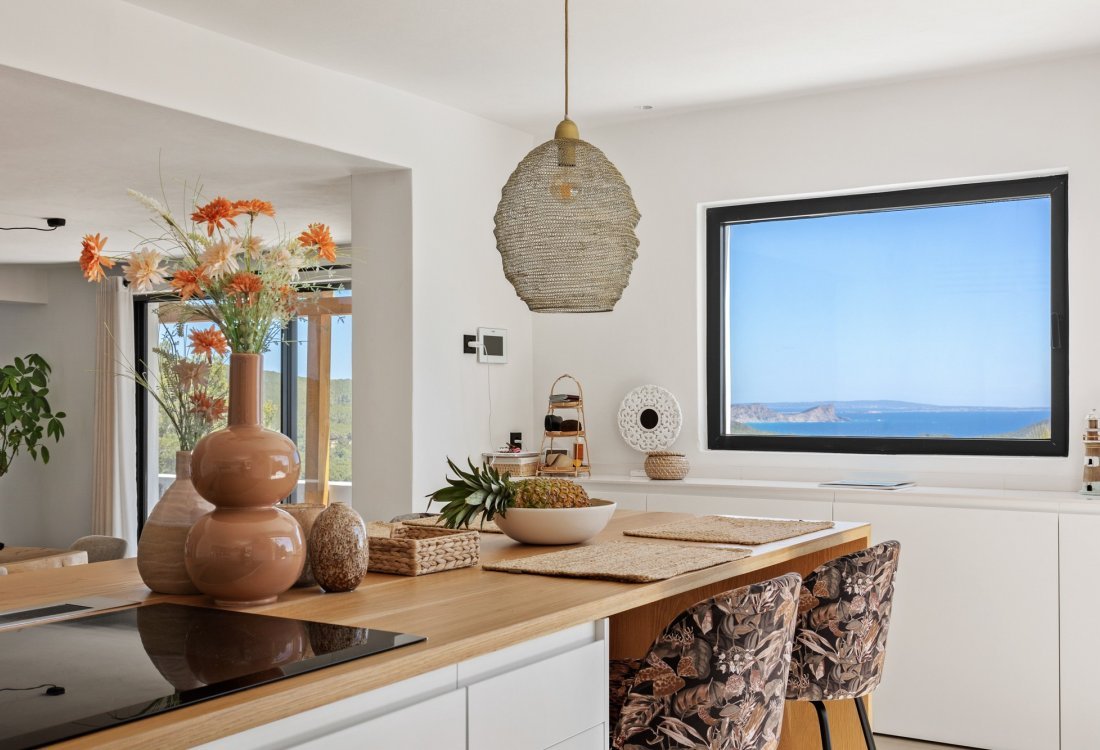Modern villa with beautiful garden and stunning sea views - 16