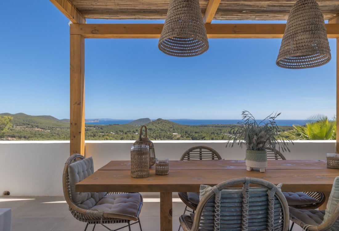 Modern villa with beautiful garden and stunning sea views - 13
