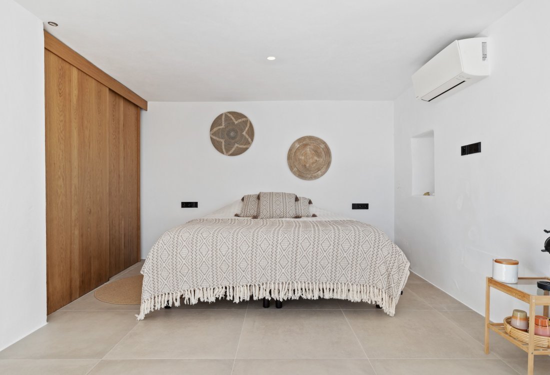 Modern villa with beautiful garden and stunning sea views - 27