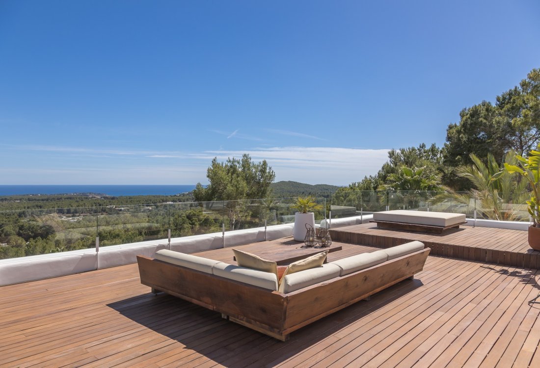 Modern villa with beautiful garden and stunning sea views - 24